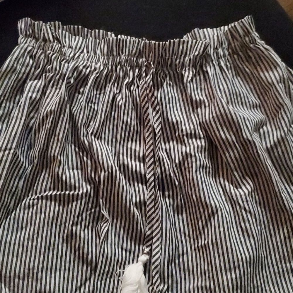Stretchy stripe shorts NWOT NEVER WORN (XL)